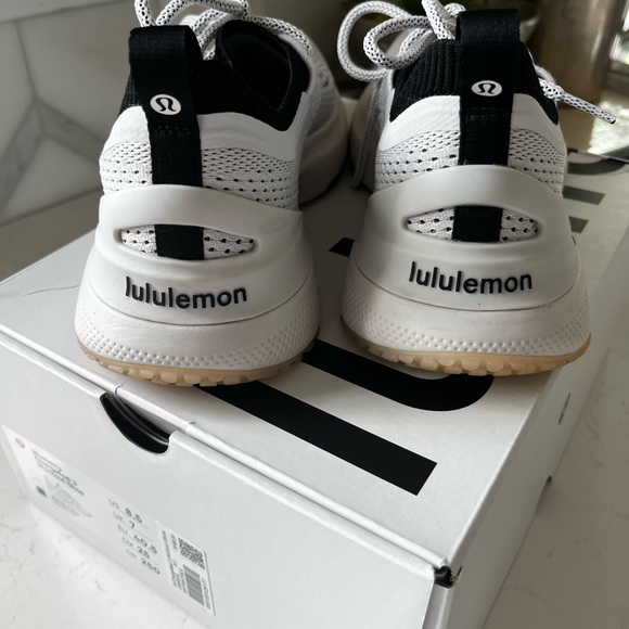 Lululemon Chargefeel 3 Sneakers Black & White 8.5 - Picture 3 of 6